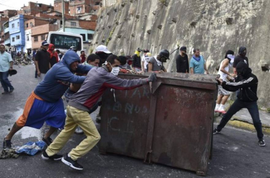 Estallido de violencia en Caracas tras alzamiento militar