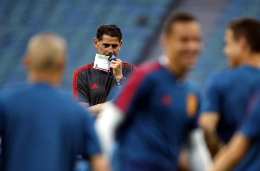 Fernando Hierro, que tomó el cargo tras la sorpresiva salida de Julen Lopetegui, ya tiene su primera alineación para su debut con la selección española. Foto AFP