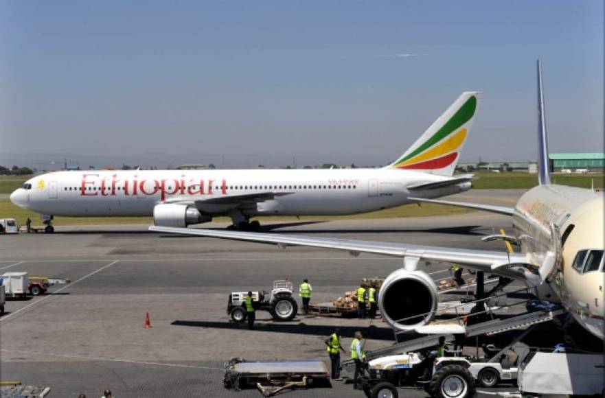 Un 737 MAX 8 de la compañía Ethiopian Airlines con destino en Nairobi (Kenia) se estrelló el domingo en el sureste de Adís Abeba poco después de despegar, matando a 157 pasajeros y miembros de la tripulación. Según un testigo la parte trasera del avión 'ya estaba en llamas cuando cayó'.<br/><br/>Boeing envió una comitiva a investigar las causas del siniestro, mientras tanto, Ethiopian Airlines dejó en tierra sus otros aviones de ese modelo.