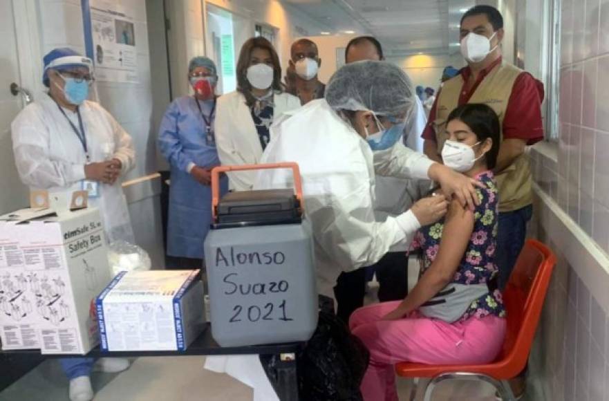 En el Hospital Escuela de Tegucigalpa, se vacunaron a 318 empleados de salud, de los cuales 32, son médicos residentes que están en factor de riesgo al contagio por el virus. Momento en el que era vacunada Alejandra Ruiz.