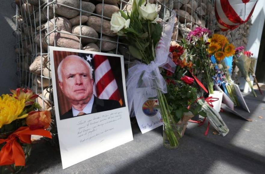 PHOENIX, AZ - AUGUST 26: Items and personal notes are left outside the office of Sen. John McCain (R-AZ) as people pay their respects to the late Arizona senator on August 26, 2018 in Phoenix, Arizona. McCain passed away on Saturday, August 25, 2018 after a long battle with Glioblastoma, a form of brain cancer. Ralph Freso/Getty Images/AFP<br/><br/>== FOR NEWSPAPERS, INTERNET, TELCOS & TELEVISION USE ONLY ==<br/><br/>