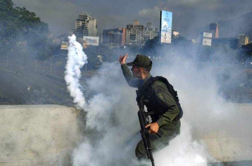 Guaidó y los sublevados se tomaron la base militar La Carlota, principal base aérea de Venezuela en el este de Caracas, donde ya se registran los primeros enfrentamientos entre opositores y chavistas.