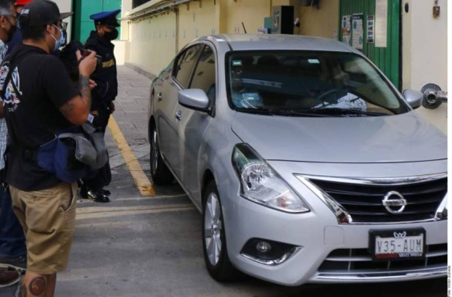 Adelantó que Gómez planea dar una conferencia de prensa para dar detalles de lo que sucedió. En ella se espera que pida una disculpa pública a la modelo, como parte de la reparación del daño.<br/>En la imagen, momento en el que el actor sale de la prisión.