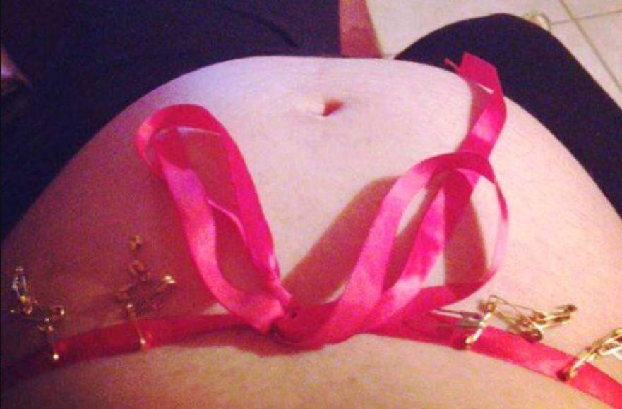 Las mujeres deben deben cubrir su vientre con un listón rojo para que su bebé esté a salvo.