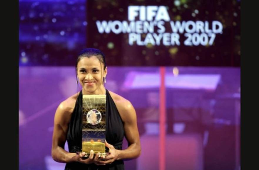 En la foto, Marta posa con el premio de la Mejor Jugadora de la FIFA en la gala de 2007.