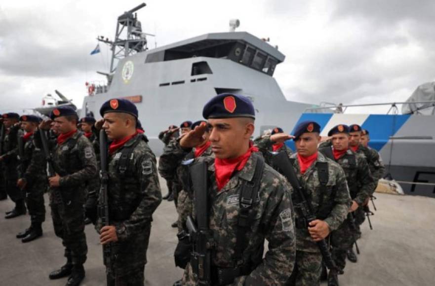 Militares saludan frente a la embarcación.