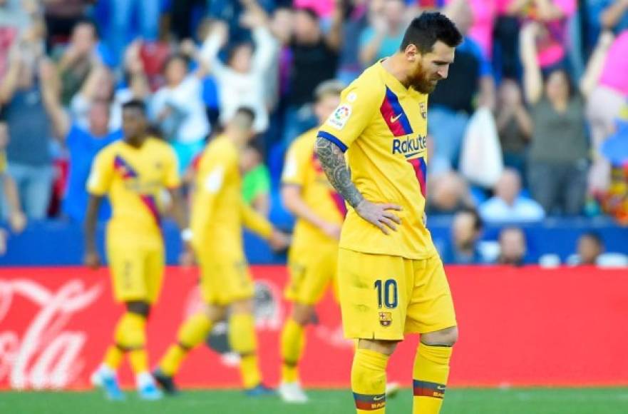 Messi, cabizbajo tras el gol del empate del Levante.