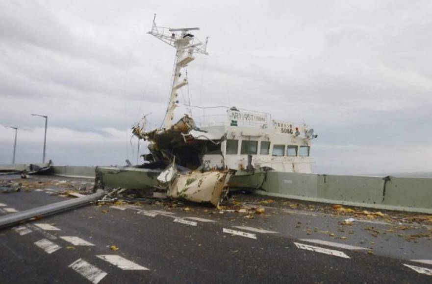 La Guardia Costera nipona también informó de varias decenas de barcos a la deriva en la Bahía de Osaka que perdieron su anclaje por la marejada.