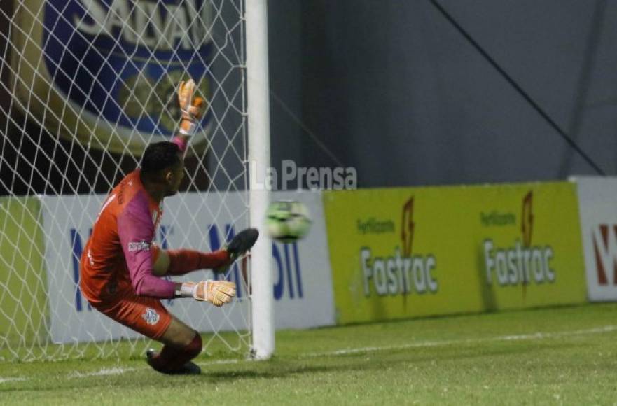 El partido entre Real España vs Platense se decidió con un penal de Benavídez en el minuto 78.