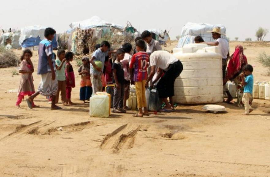 'Millones de niños ignoran cuando volverán a tomar su próxima comida' se lamentó Helle Thorning-Schmidt, directora general de Save the Children.<br/><br/>'En un hospital que visité en el norte de Yemen, los bebés estaban demasiado débiles para llorar, estaban exhaustos por el hambre' relata.