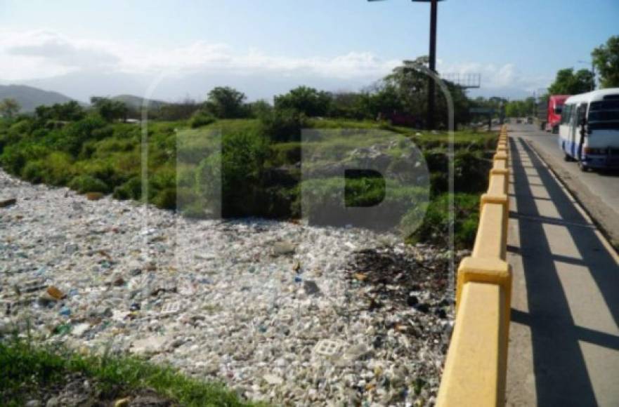En enero, cuadrillas municipales de La Lima removieron más de dos toneladas de basura de este río.