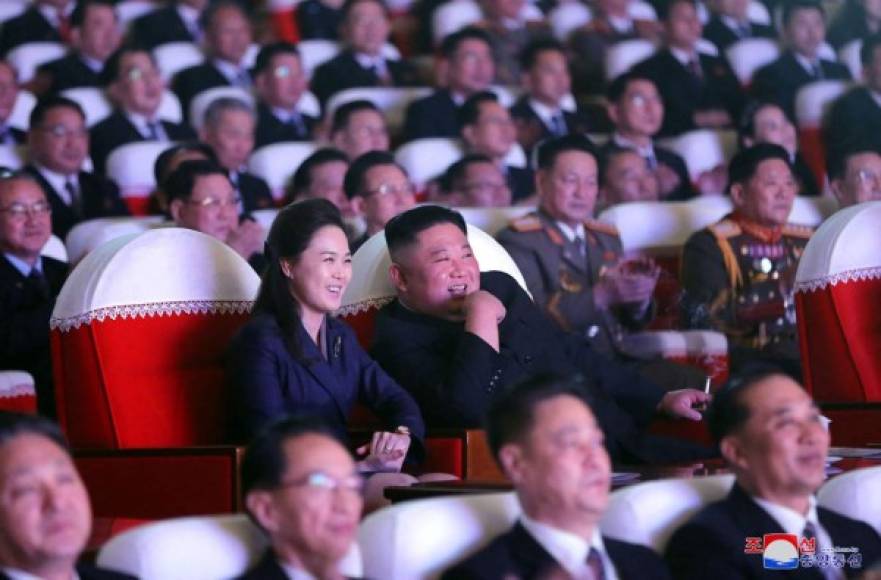 Los medios norcoreanos han publicado hoy imágenes de la primera dama, Ri Sol-ju, tras más de un año sin que se la viera en ningún acto público.