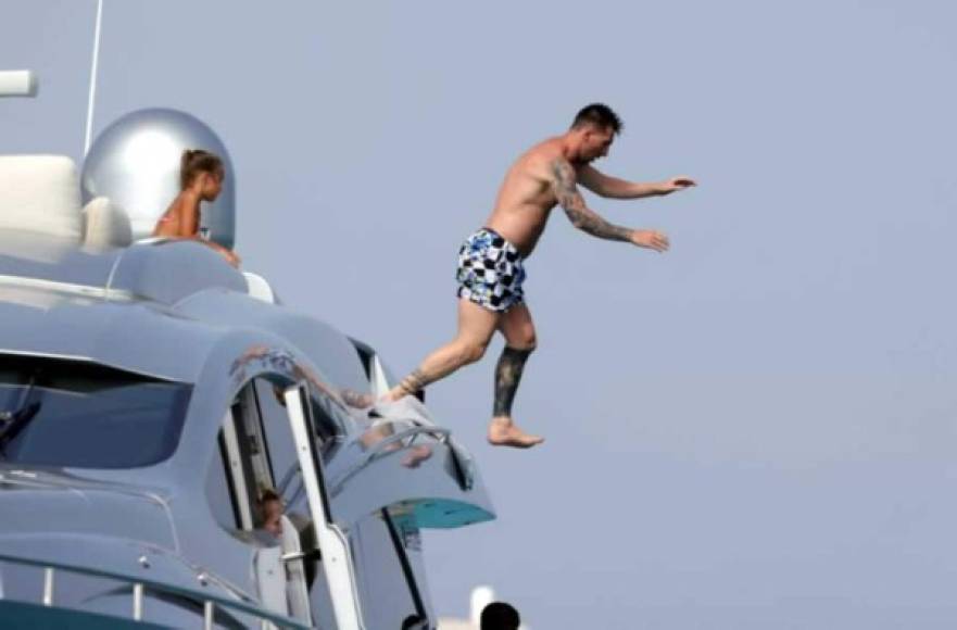 ¡Al agua pato! Así se relaja Messi en sus vacaciones en Ibiza.<br/><br/>Foto cortesía Diario As