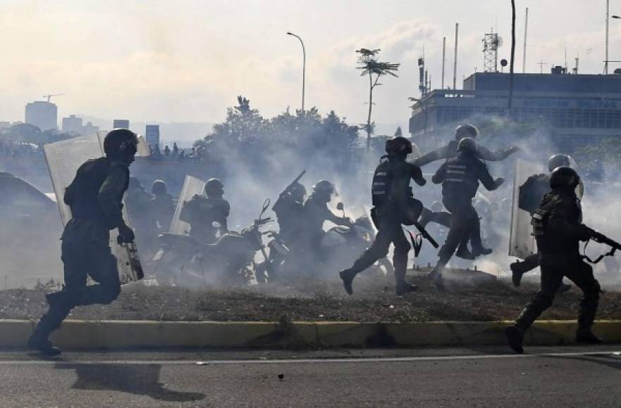 El Gobierno de Maduro advirtió que recurrirá a las armas para evitar un golpe de Estado.