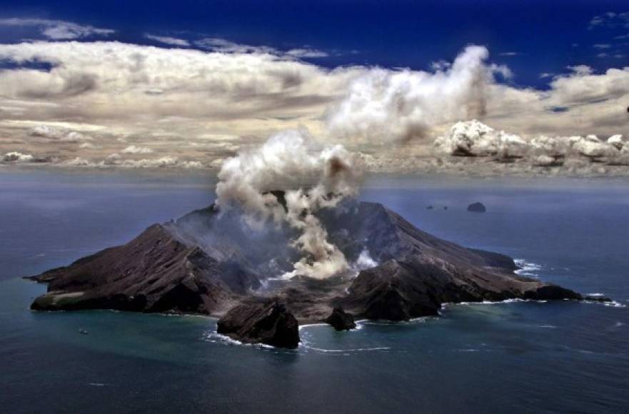 (FILES) This file photo taken on November 29, 1999 shows New Zealand's most active volcano on White Island in the Bay of Plenty giving off dense plumes of steam and gas. - New Zealand's White Island volcano erupted suddenly on December 9, 2019, prompting fears for a group of visitors seen walking on the crater floor moments before. (Photo by TORSTEN BLACKWOOD / AFP)