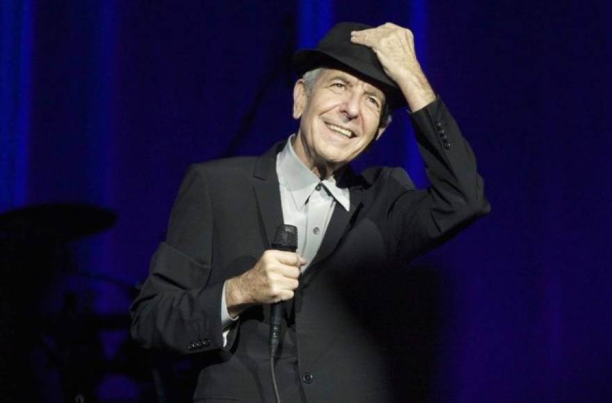 10. Leonard Cohen, la voz meláncolica del aleluya.<br/>Otro gigante de la escena musical contemporánea que partió este año, el canadiense Leonard Cohen, también se despidió de sus fans y de la vida con un último álbum lleno de premoniciones sobre la muerte.<br/>Fallecido a los 82 años, Leonard Cohen había lanzado hace unas semanas su decimocuarto disco, “You Want It Darker”.<br/>Más conocido como cantante y compositor, Cohen entró a la industria musical relativamente tarde y fue primero un poeta, una solitaria vocación que encajaba en la personalidad tímida y frecuentemente deprimida de este joven de Montreal.