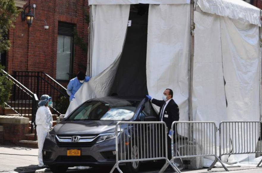 En la imagen, un camión refrigerado para recoger los cadáveres afuera del Hospital de Brooklyn.