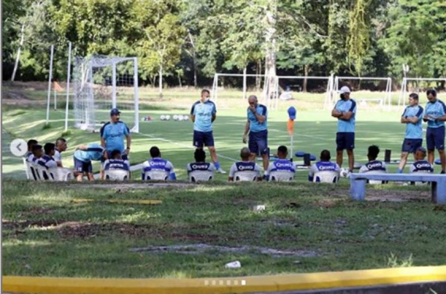 El entrenador de la Bicolor, Fabián Coito, dio una charla técnica a los jugadores hondureños antes de la práctica.