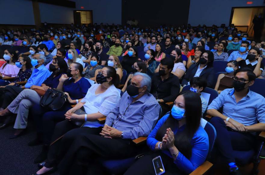 La boletería se vendió completa, el salón estaba repleto a pesar de la intensa lluvia que caía en San Pedro Sula.