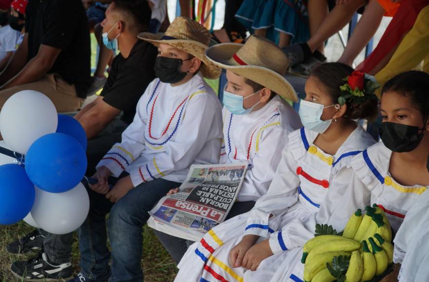 Un pequeño alumno de la mencionada escuela mientras tiene en sus manos un ejemplar del diario líder de mayor circulación en el país