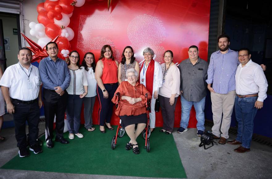 ejecutivos. Nahúm Aguilar, Dennis Oliva, Zayra Caballero, Lastenia Lanza, Isabel Sabillón, Lizza de Handal, Martha Larach de Canahuati, Arlene Castellón, Ana María Reyes, Nelson García, Sebastián Canahuati y Carlos Arturo Nolasco. 