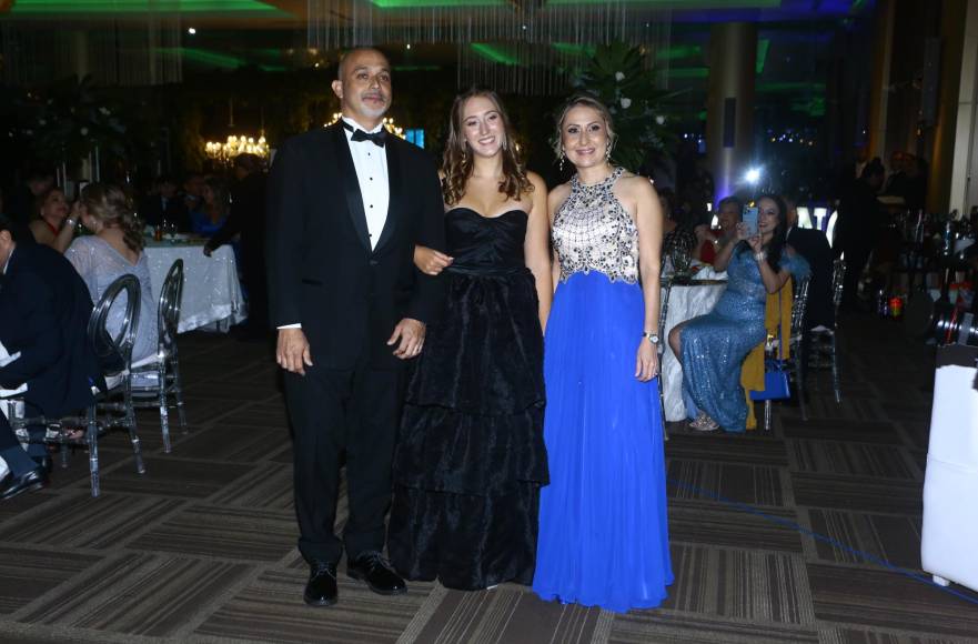 Durante el desfile, los padres de familia acompañaron a los recién graduados entre la ovación del público y las cámaras que capturaron este apreciado momento. 