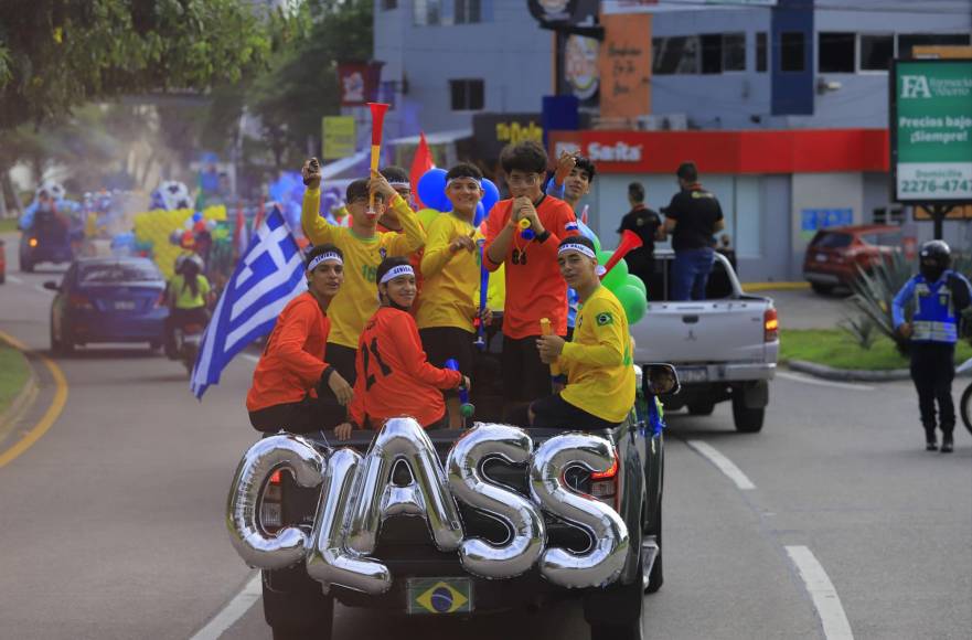 “Seniors entrance Prom 2023” de la Happy Days &amp; Freedom