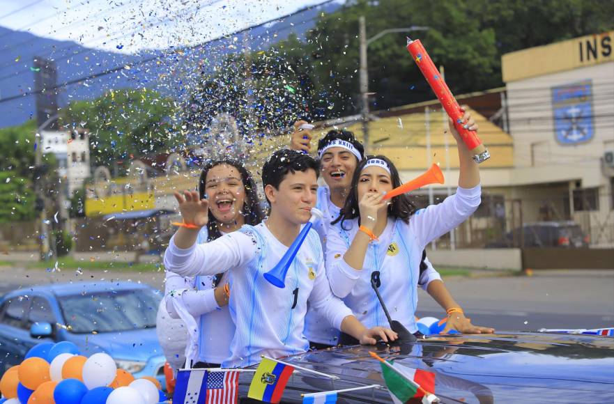 “Seniors entrance Prom 2023” de la Happy Days &amp; Freedom