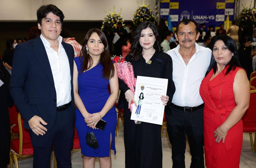 César Panting, Bessy, Josseline y Santiago Lara, junto a Aracely Barrera de Lara