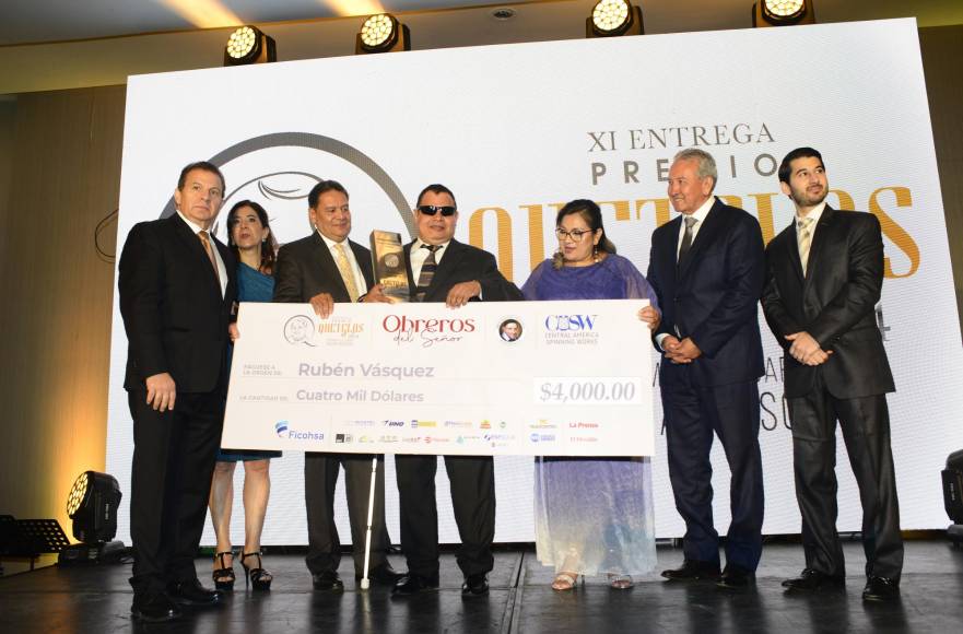 Rubén Vásquez, creador de la Fundación Luis Braille, recibió el Premio Quetglas 2024. Recibió 4 mil dólares en un cheque, gracias a los patrocinadores, entre ellos, Grupo Financiero Ficohsa, patrocinador oficial. 