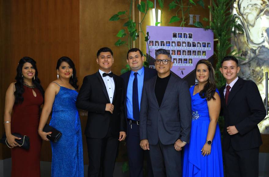 Ruth, Linda, Alexander y Alex Artica junto a Román García, Yamileth y Daniel Artica