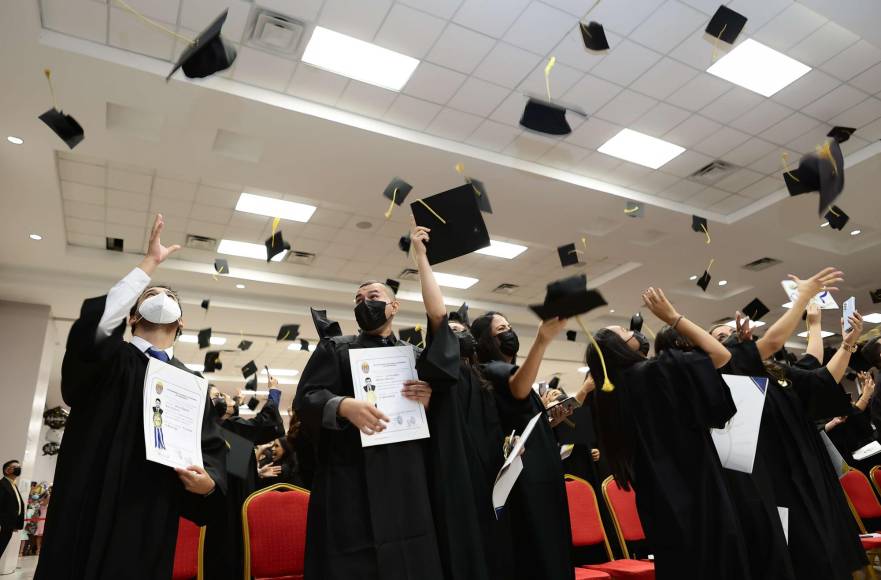 UNAH-VS celebra la graduación a 795 nuevos profesionales