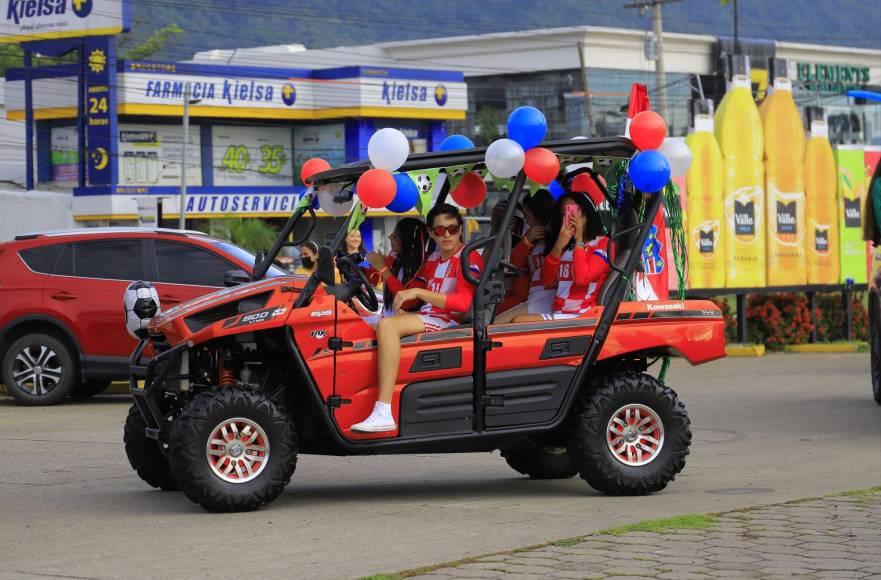 “Seniors entrance Prom 2023” de la Happy Days &amp; Freedom