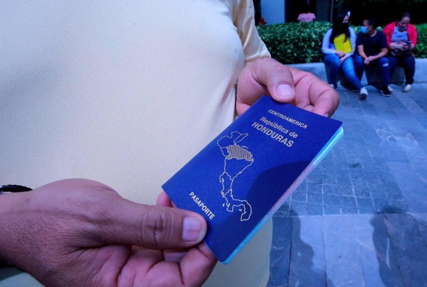 Cada vez más hondureños van a El Salvador en busca de salud