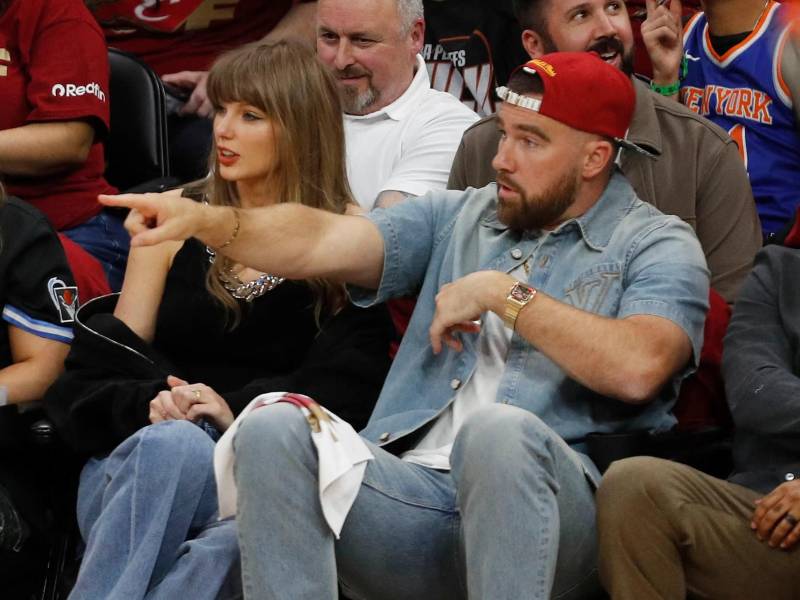 Taylor Swift y Travis Kelce en una foto reciente en un evento deportivo.