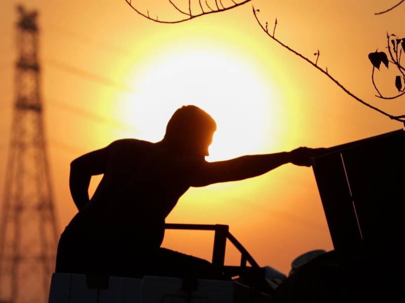 Un hombre expuesto al sol realiza trabajos. EFE/Lynn Bo Bo