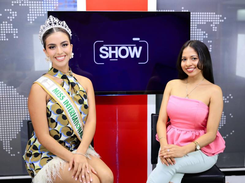 Irma Handal, Miss Honduras International 2025 junto a la periodista Marisol Soto durante la entrevista en las instalaciones de Diario LA PRENSA.