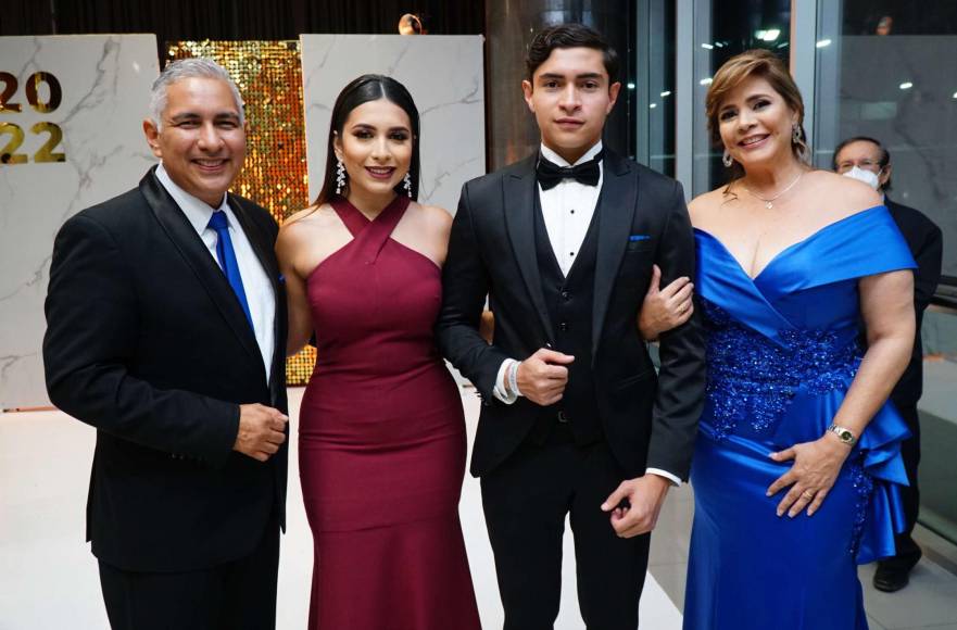 Ernesto Alvarado, Andrea Alvarado, Ernesto Alvarado Jr, y Cristina de Alvarado