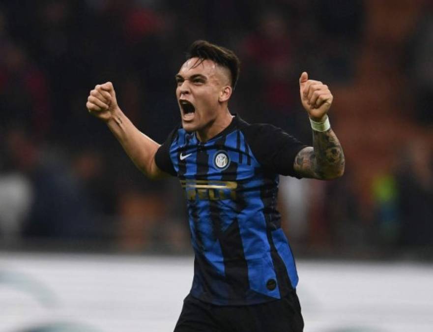 El Barcelona ya tiene un “acuerdo total” con el delantero del Inter de Milán, Lautaro Martínez. El club azulgrana estaría dispuesto a pagarle un salario de unos 12 millones de euros más bonus por cada una de las cinco temporadas que firme con ellos. Esta candida es bastante más elevada comparada con la que cobra a fecha de hoy en el Inter por lo que parece que su llegada al Camp Nou es inminente. Con el club neroazurro las negociaciones siguen igual, ofrecen 60 'kilos' y dos jugadores pero los italianos sólo quieren escuchar ofertas superiores a los 80 millones de euros.