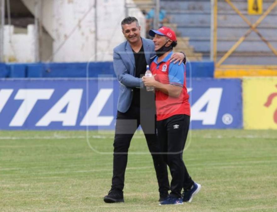 Previo al pitazo inicial, los entrenadores Pedro Troglio y Diego Vázquez se dieron este caluroso abrazo.