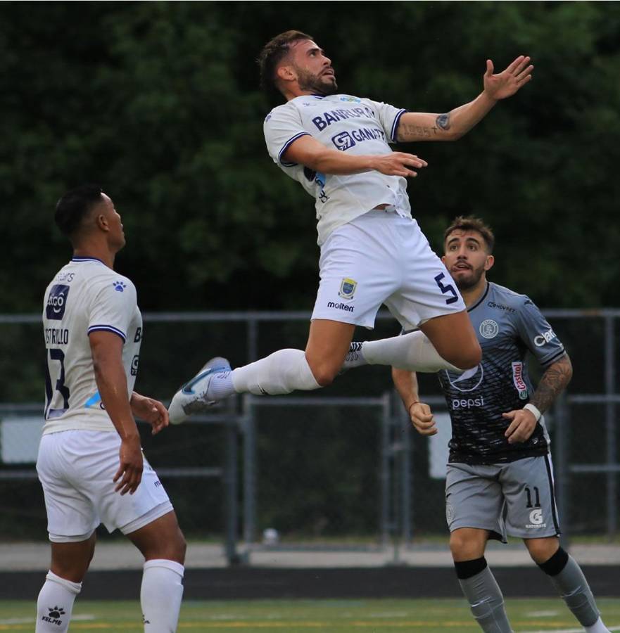El argentino Agustín Auzmendi fue titular contra el Comunicaciones.