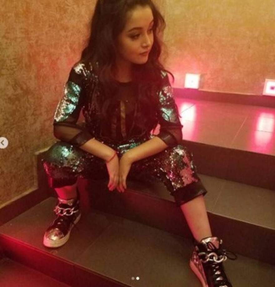 A pesar de su deseo de abrirse una carrera en la música no le han faltado detractores que aseguran que no tiene talento, pues no sabe cantar.