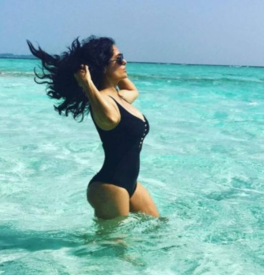 Salma Hayek no reveló en donde se encuentra pero también disfruta de la briza del mar.