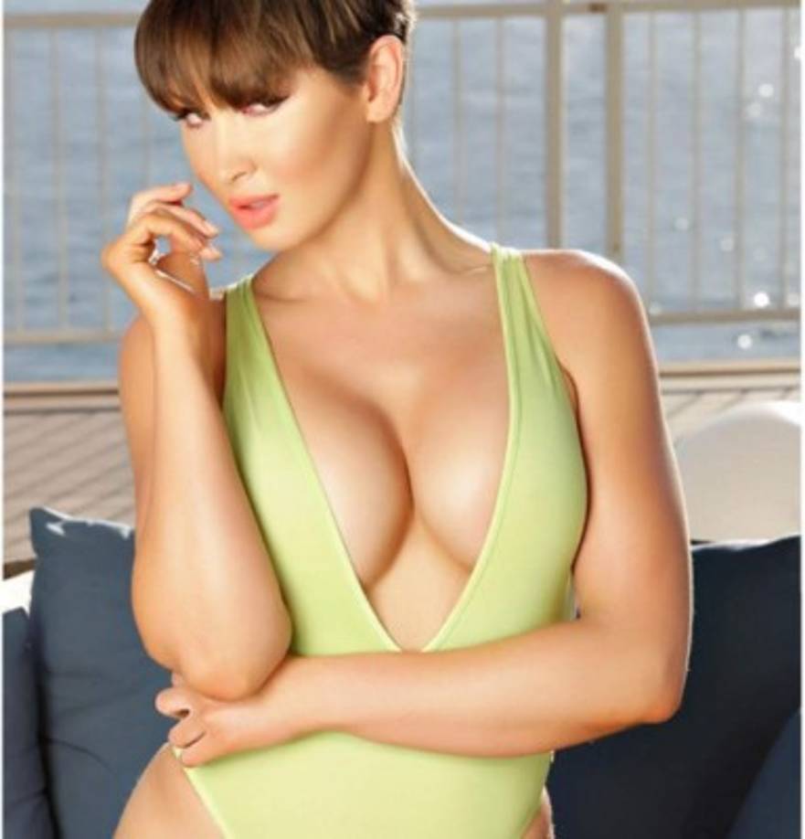 La temperatura comenzó a elevarse cuando la actriz le pidió al bombero que le tocara los senos.