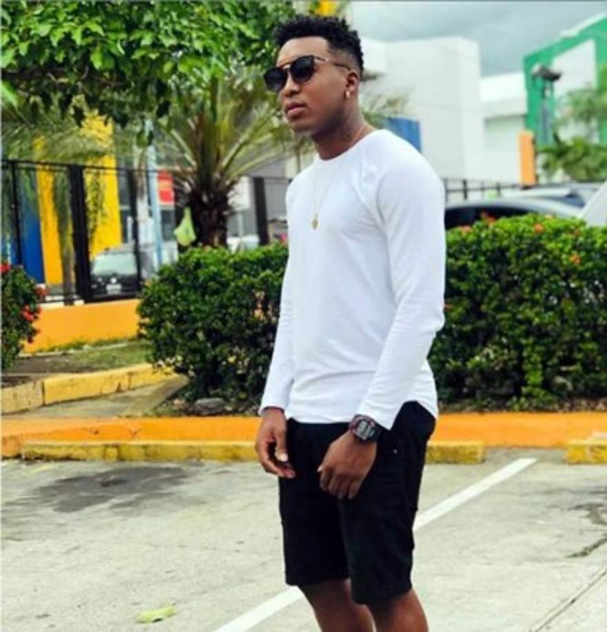 El mediocampista John Paul Suazo, que pertenece al Olimpia y jugó el último torneo con la UPN, disfrutando vacaciones en San Pedro Sula.