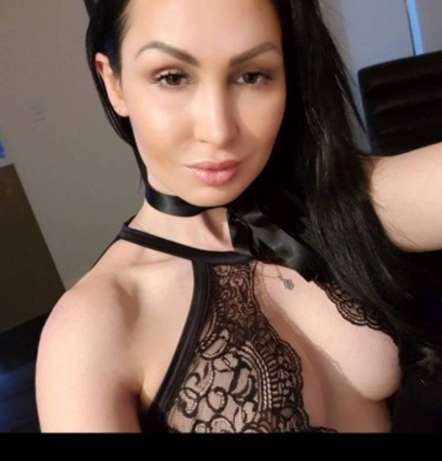 Yasmin Scott y el bombero Azan Turoa entraron al estudio vistiendosolamente una bata.