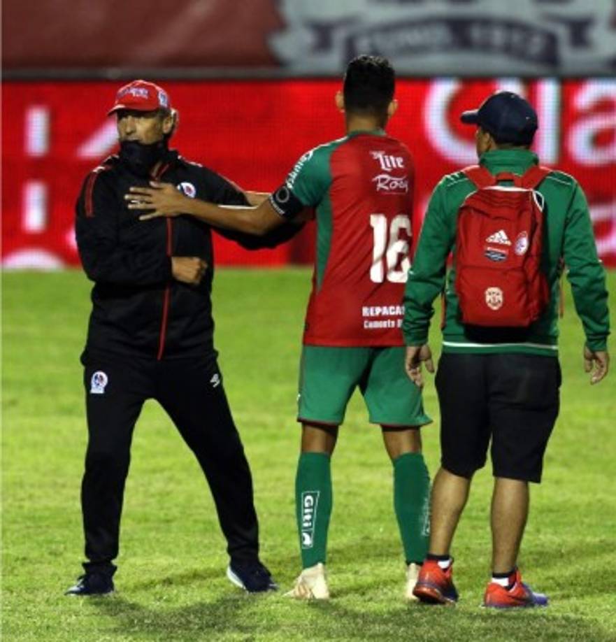 Pedro Troglio saludando al capitán verdolaga Allan Banegas.