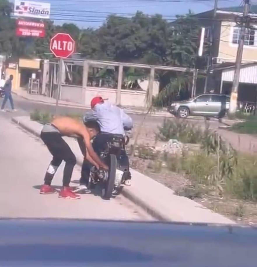 El robo y agresión ocurrió ayer jueves en la calle 8, de La Ceiba, a pocos metros de una estación policial. 