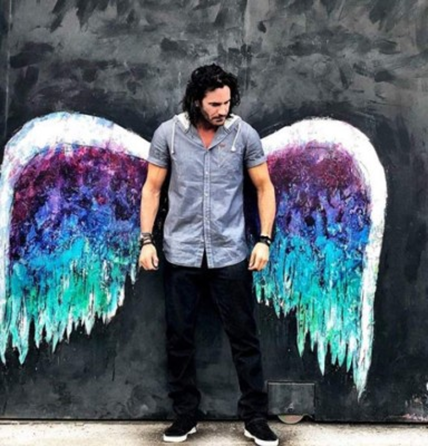 El actor también comparte mensajes positivos en compañía de todas las imágenes que publica.