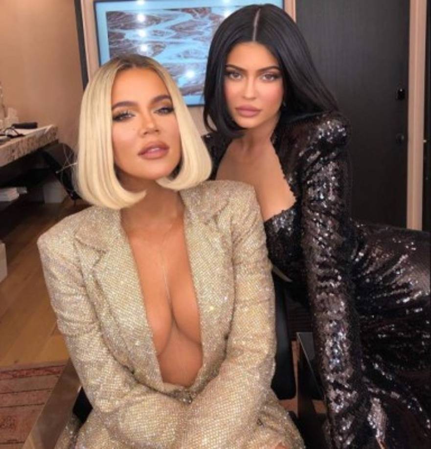 Este fin de semana Khloé quiso compartir su nuevo cambio de look con sus seguidores, sin saber que daría pie a especulaciones sobre cirugías plásticas.